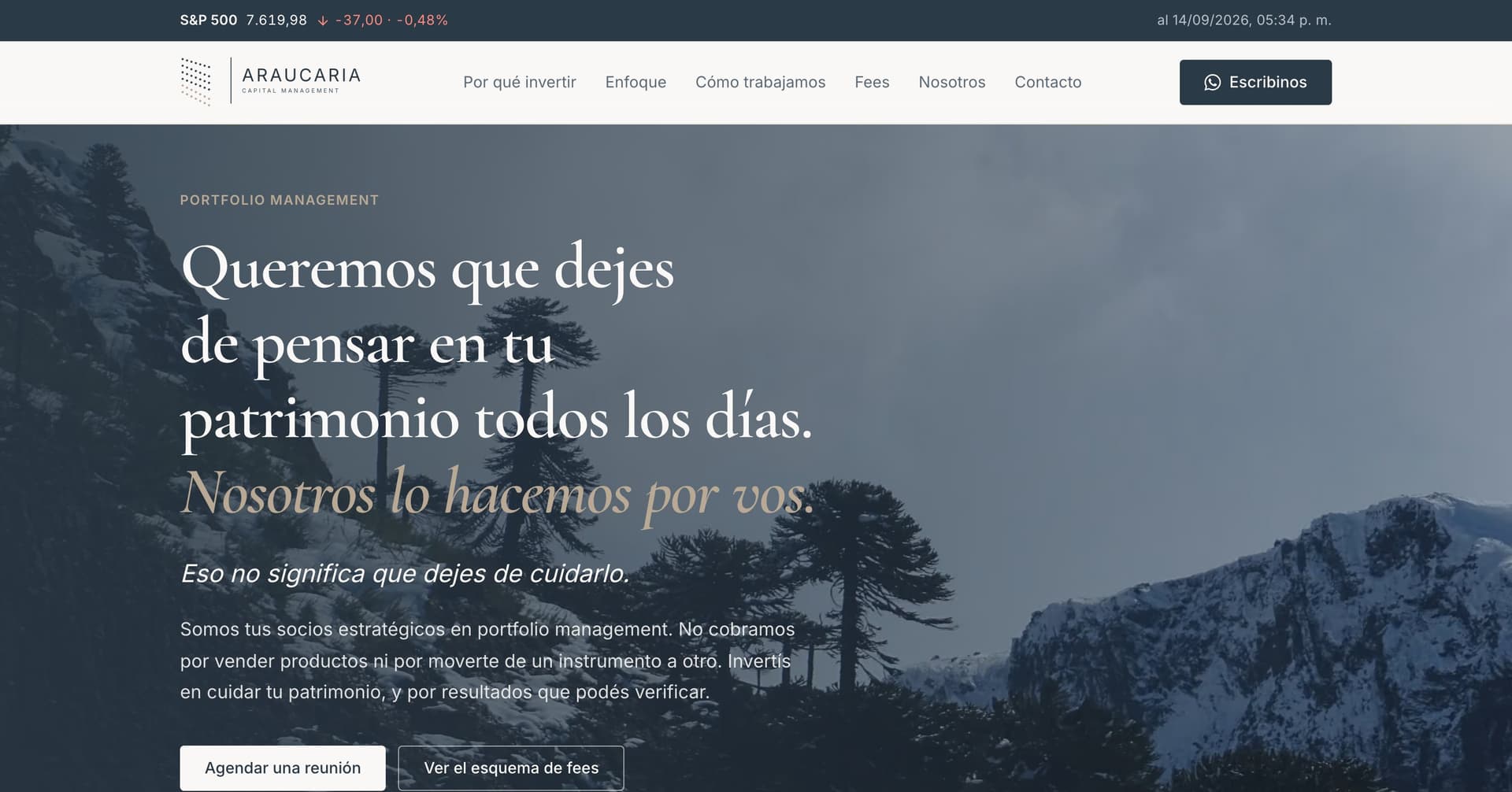 Pantalla principal del sitio de Araucaria Capital: sobre una foto de araucarias en la montaña, el título «Queremos que dejes de pensar en tu patrimonio todos los días», y arriba la franja con la cotización del S&P 500.