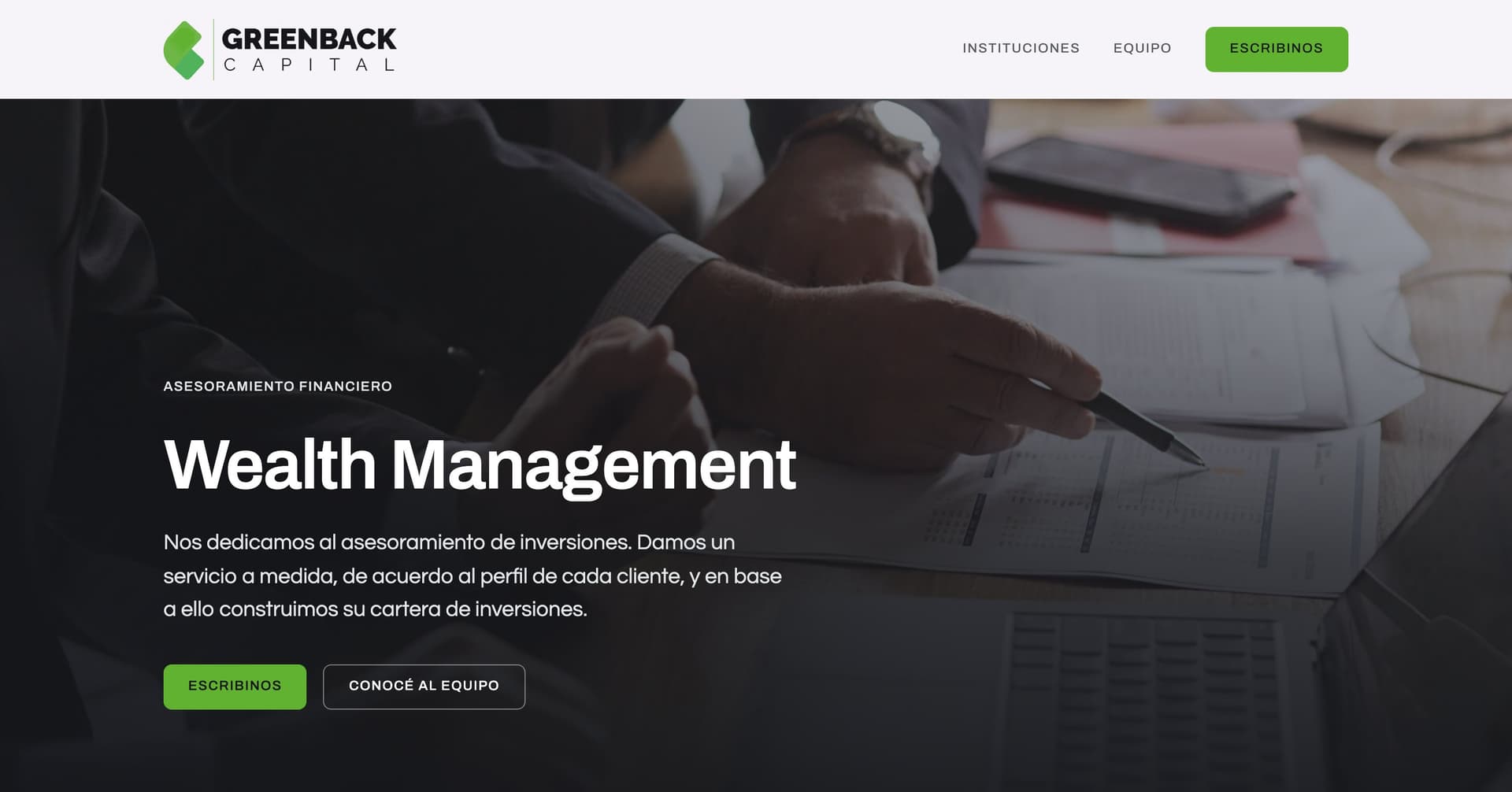 Pantalla principal del sitio de Greenback Capital: sobre una foto de dos socios repasando una planilla impresa en la oficina, el título «Wealth Management».